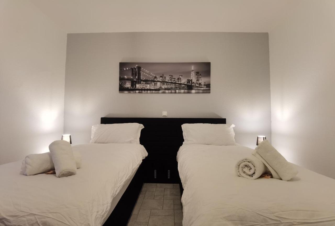 Arbeitsplatz, Balkon, Tiefgarage Naehe Neue Messe Apartment *