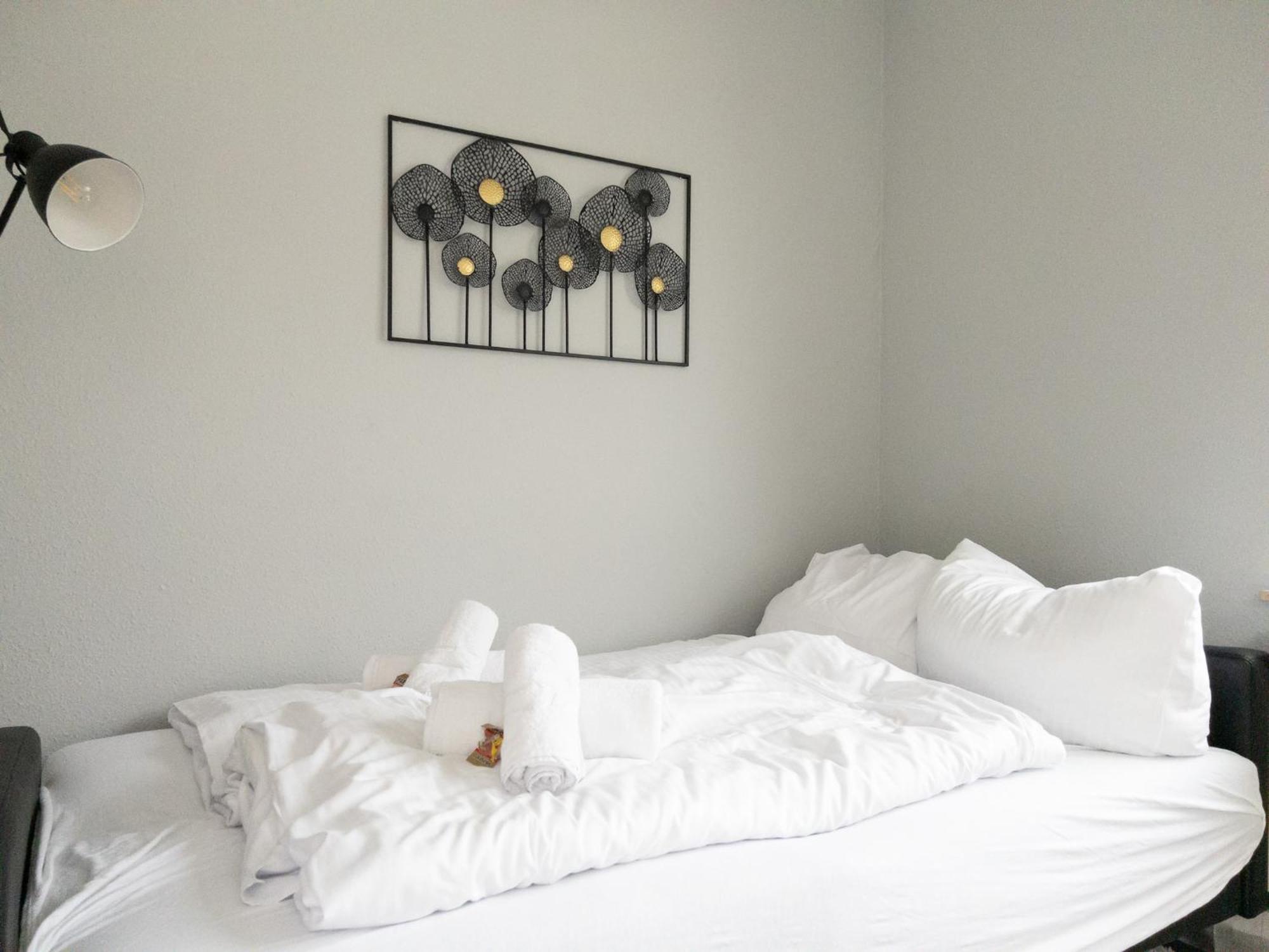 Arbeitsplatz, Balkon, Tiefgarage Naehe Neue Messe Apartment