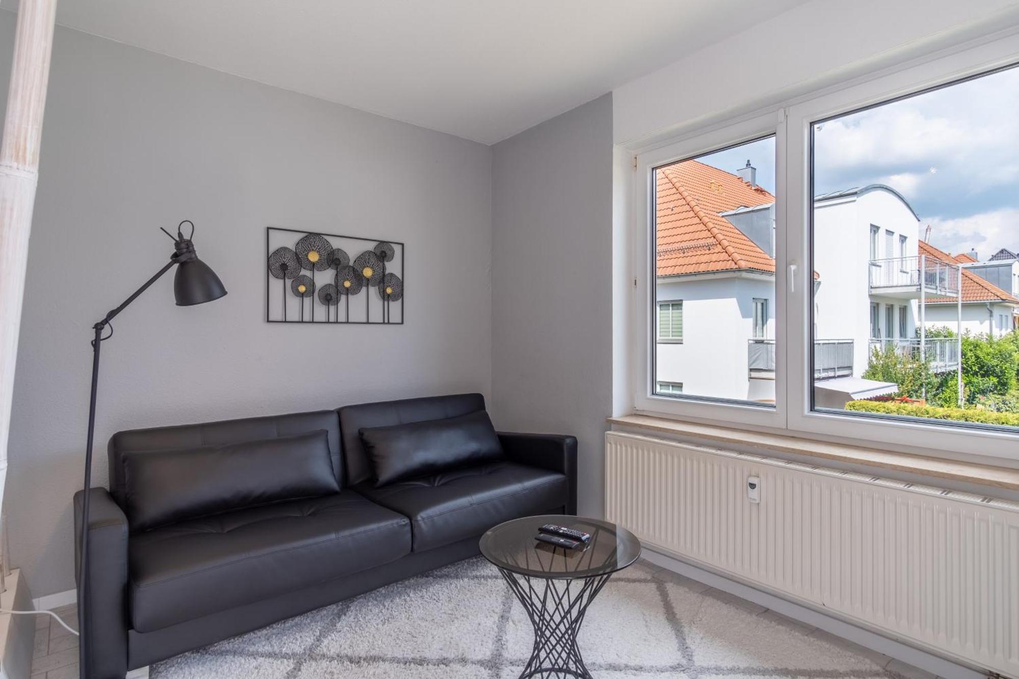 Apartment Arbeitsplatz, Balkon, Tiefgarage Naehe Neue Messe *